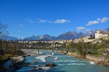 Obraz premium la bella città di Belluno nel cuore delle Dolomiti attraversata dal fiume piave, sacro alla patria