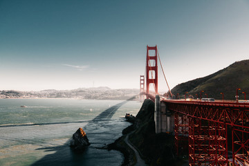 Golden Gate Bridge im Nebel vor San Francisco