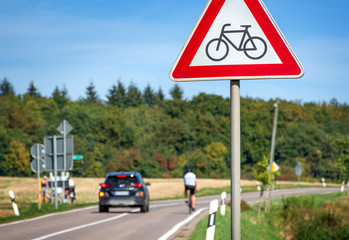 Auto überholt Radfahrer auf Landstraße Gefahr