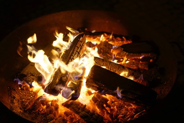 Feuer mit Holz in Feuerschale
