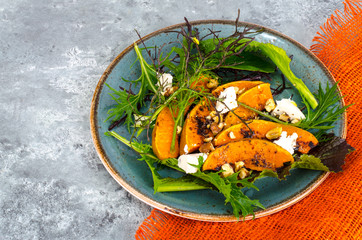 Salads with pumpkin, goat cheese and walnuts