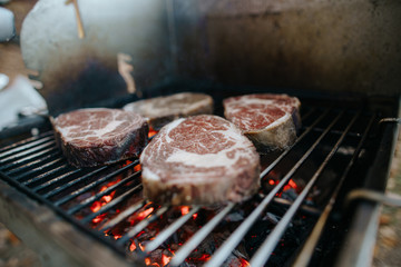 dry aged rib-eye steaks auf dem grillrost