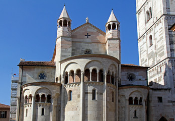 Fototapeta na wymiar Duomo di Modena; esterno delle absidi