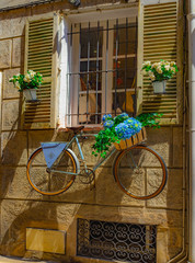 Fototapeta na wymiar Bike hanging from the window