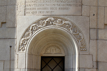 Obraz premium Duomo di Modena; arco decorato di una monofora dell'abside maggiore