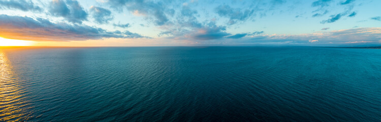 Fototapeta Wide aerial panorama of sunset over ocean - minimalistic seascape obraz