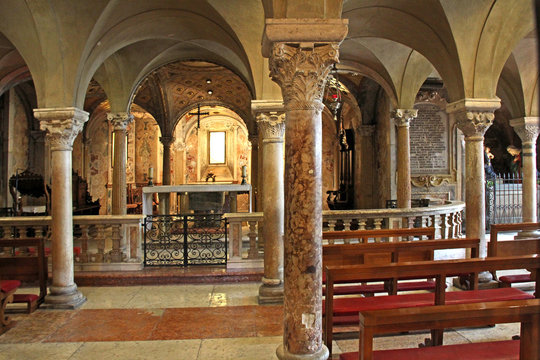 Duomo di Modena; la cripta