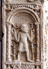 allegoria del mese di aprile; bassorilievo dello stipite del portale settentrionale del Duomo di Modena;