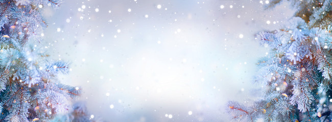 Kerst vakantie bomen. Grens sneeuw achtergrond. Sneeuwvlokken. Blauwe sparren, prachtige kerst- en nieuwjaarskerstbomen kunstontwerp, abstracte blauwe breedbeeldachtergrond
