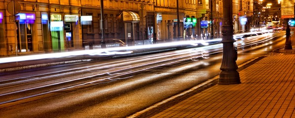 Ruch drogowy nocą centrum miasta © Jan