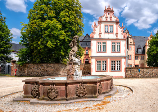 Friedberg Burganlage mit St. Georgsbrunnen im Vordergrund