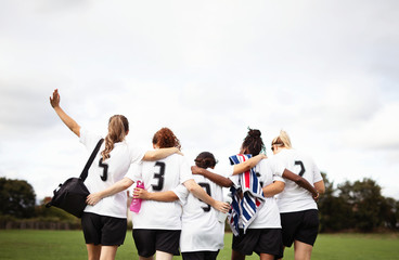Female football players huddling and walking together © Rawpixel.com
