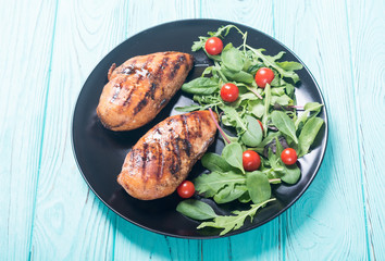 Grilled chicken with spinath and tomatoes salad