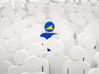 Obraz premium Man with flag of tokelau in a crowd
