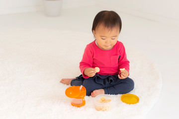 お菓子を食べる子供