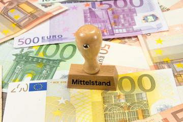Euro Geldscheine und ein Stempel mit dem Aufdruck Mittelstand