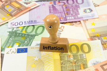 Euro Geldscheine und ein Stempel mit dem Aufdruck Inflation
