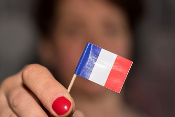 Eine Frau und die Flagge von Frankreich