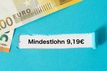 Obraz premium Euro Geldscheine und Mindestlohn von 9,19 EUR in Deutschland