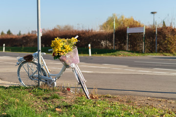 Ein sogenanntes Ghost Bike wird aufgestellt an der Stelle , an der ein Fahrradfahrer tötlich...
