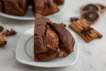 Schokoladen Lebkuchen Torte mit Birnen
