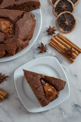 Schokoladen Lebkuchen Torte mit Birnen