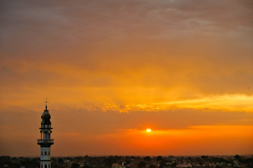 Fototapeta na wymiar Sunset and sunrise over the old town of Mandawa, Rajasthan, India.