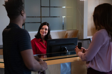 Obraz premium Friendly receptionist in business lobby