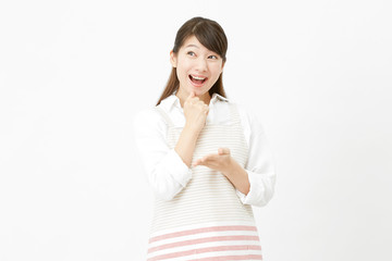 女性　エプロン姿　ひらめく