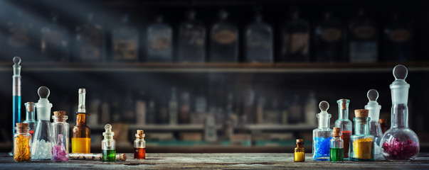Médicaments vintage dans de petites bouteilles sur un bureau en bois. Ancien fond de concept d& 39 histoire de la médecine, de la chimie et de la pharmacie. Style rétro.