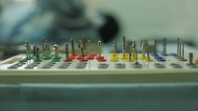 Dentist fingers Bert Bohr