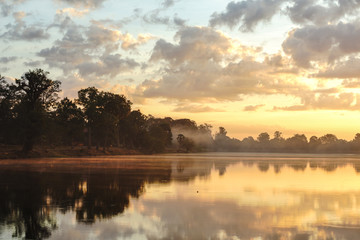 Fototapeta na wymiar Sunrise on the lake Cambodia