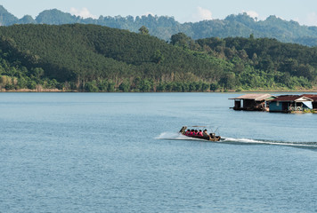 Obraz premium Boat tour and tourist travel in the lake.