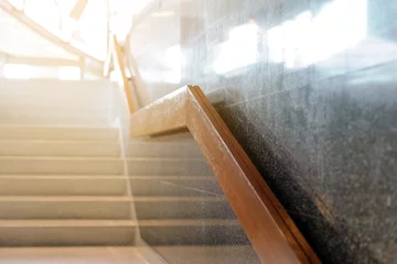 Cercles muraux Escaliers escalier en marbre avec main courante en bois dans le bâtiment pour monter ou descendre la sécurité - Intérieur