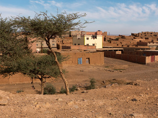 Ein kleines Dorf in der Wüste von Marokko in der Nähe von Tafraout. Einige Akazien Bäume spenden...