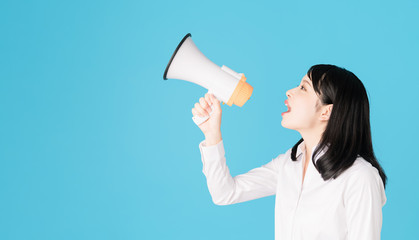 女性・拡声器