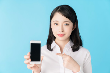 Fototapeta premium スマホを見せる女性