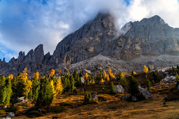 Obraz premium Colorful scenic view of majestic Dolomites mountains in Italian Alps.