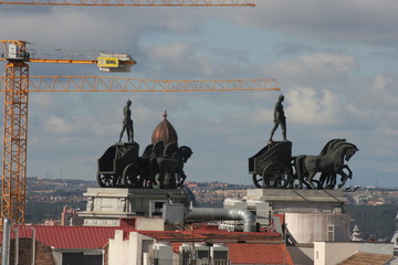 Estatuas en el horizonte de Madrid