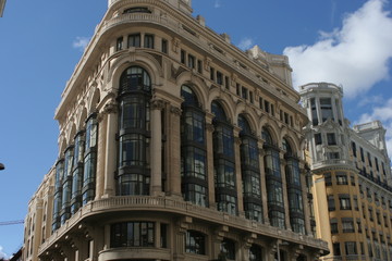 Fototapeta na wymiar Edificio en la gran via de Madrid