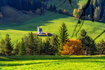Obraz premium St Johann Church, Santa Maddalena, Val Di Funes, Dolomites, Italy.