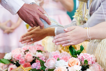 Obraz na płótnie Canvas Thai wedding,Close up of hands pouring water into the hands.
