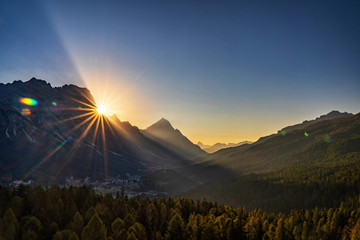 Obraz premium Beautiful sunrise over Italian Dolomites near Cortina d Ampezzo.