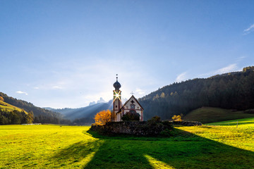 Obraz premium St Johann Church, Santa Maddalena, Val Di Funes, Dolomites, Italy.