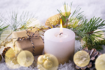 Obraz na płótnie Canvas Weihnachten - Weiße Kerze und Geschenk im Schnee
