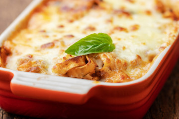 Nahaufnahme der hausgemachte Lasagne auf Holz