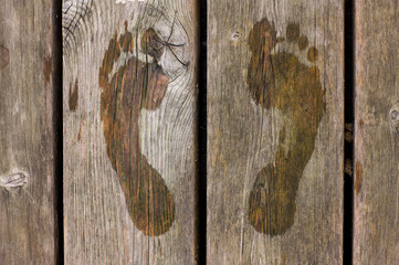 nasse Fu&szlig;abr&uuml;cke auf Holzboden