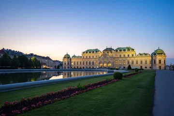 Fototapeten Belvedere Palace at night in Vienna city, Austria. © orpheus26
