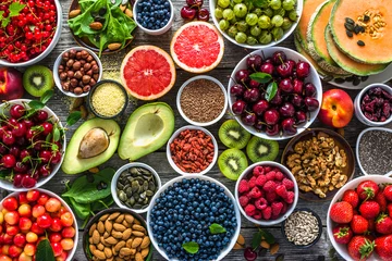 Fototapete Essen Auswahl an gesunden Lebensmitteln. Superfoods, verschiedene Früchte und verschiedene Beeren, Nüsse und Samen.