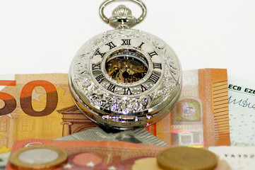 Zeit ist Geld, Uhr und Banknoten auf weißem Hintergrund